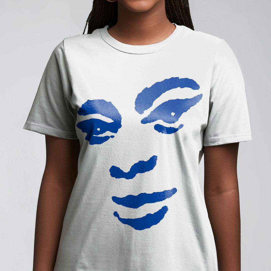 Tássia Reis (Camiseta Branca - Estampa Azul) - Traços