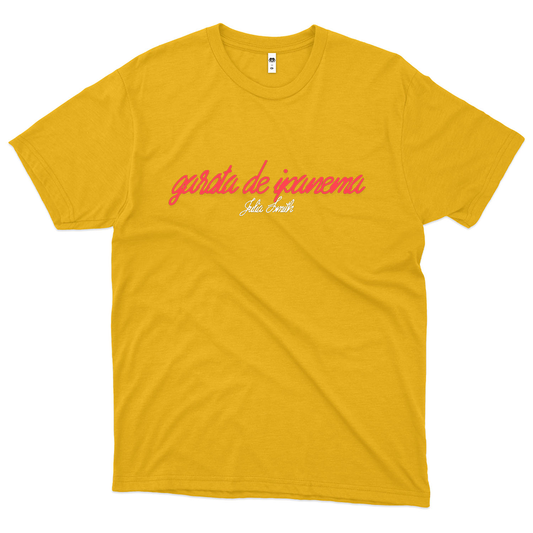 Julia Smith (Camiseta Amarela) - Garota de Ipanema