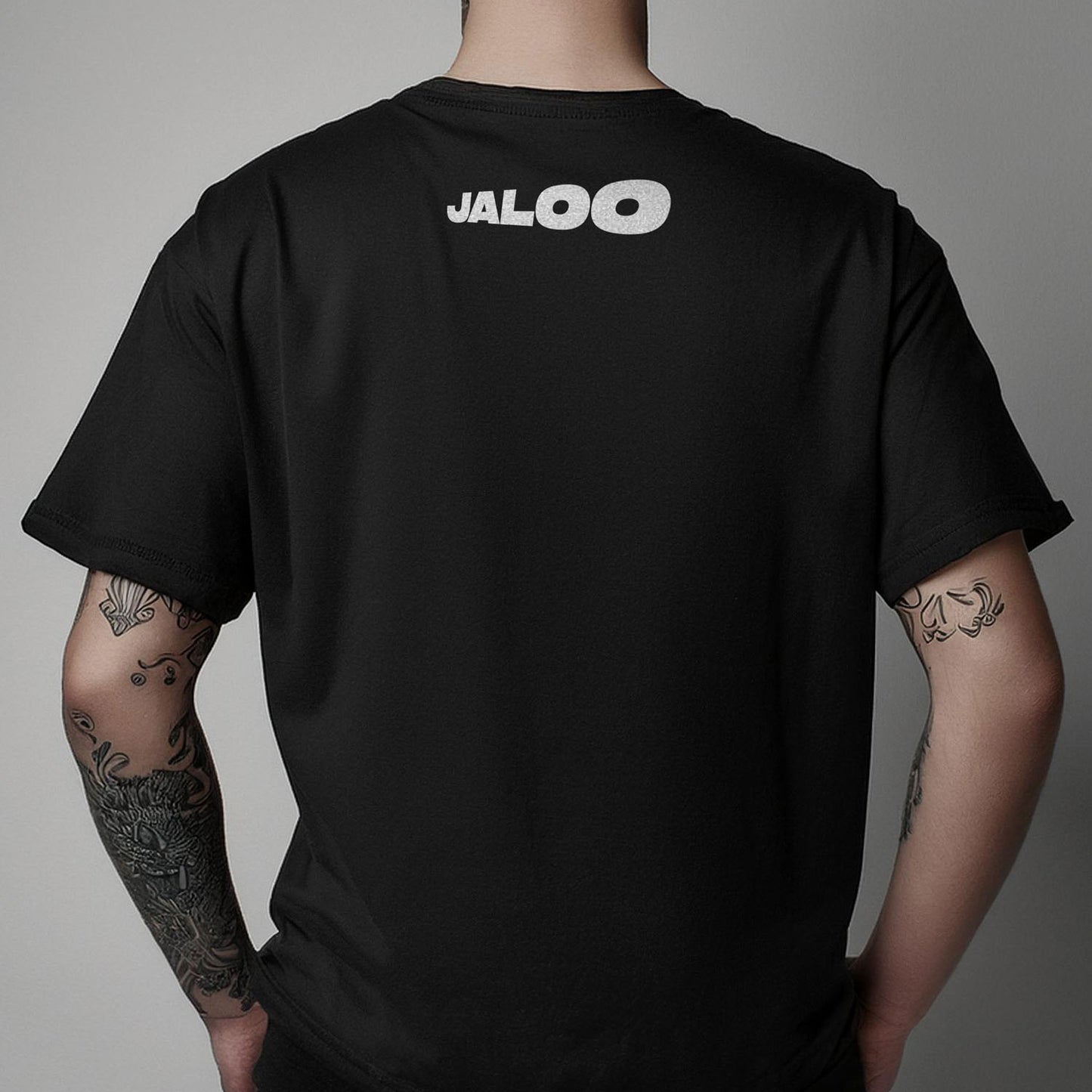 Jaloo (Camiseta Preta) - Foto Branca